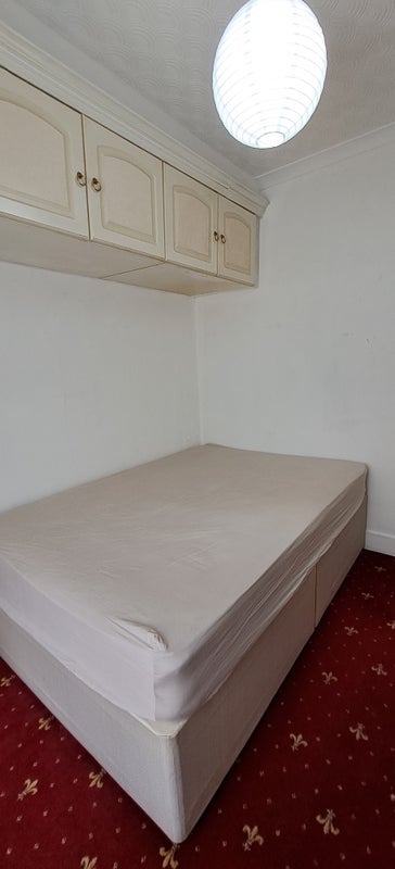 Room Griffin Road in Greater London