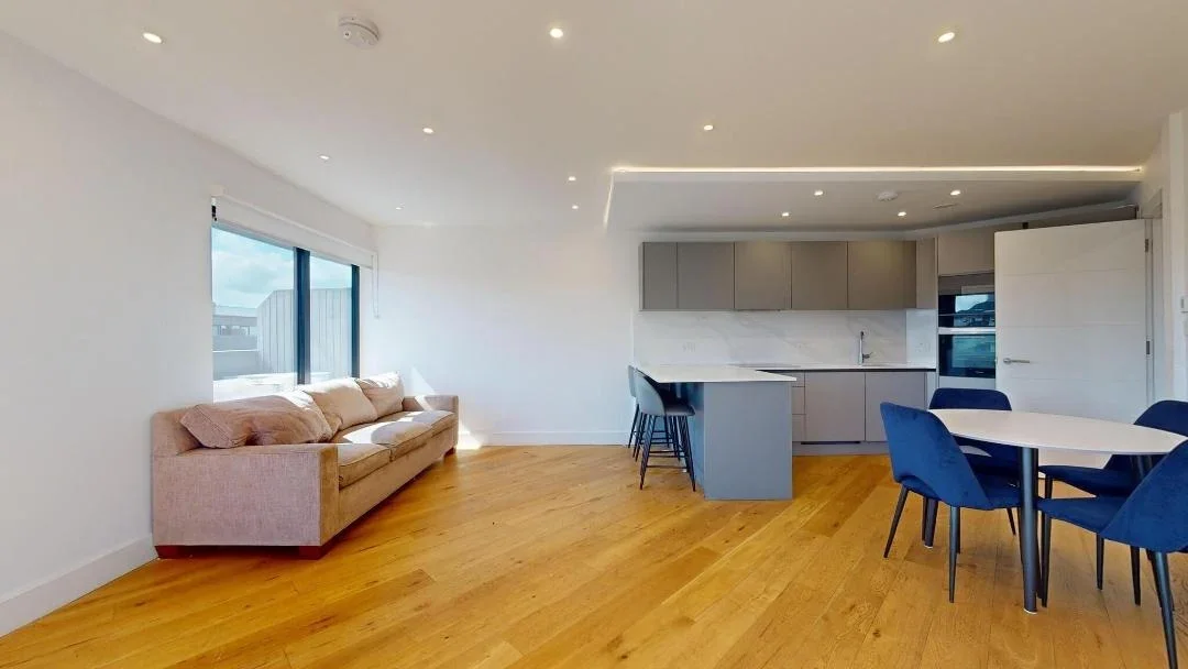 Flat Shield Drive in Greater London