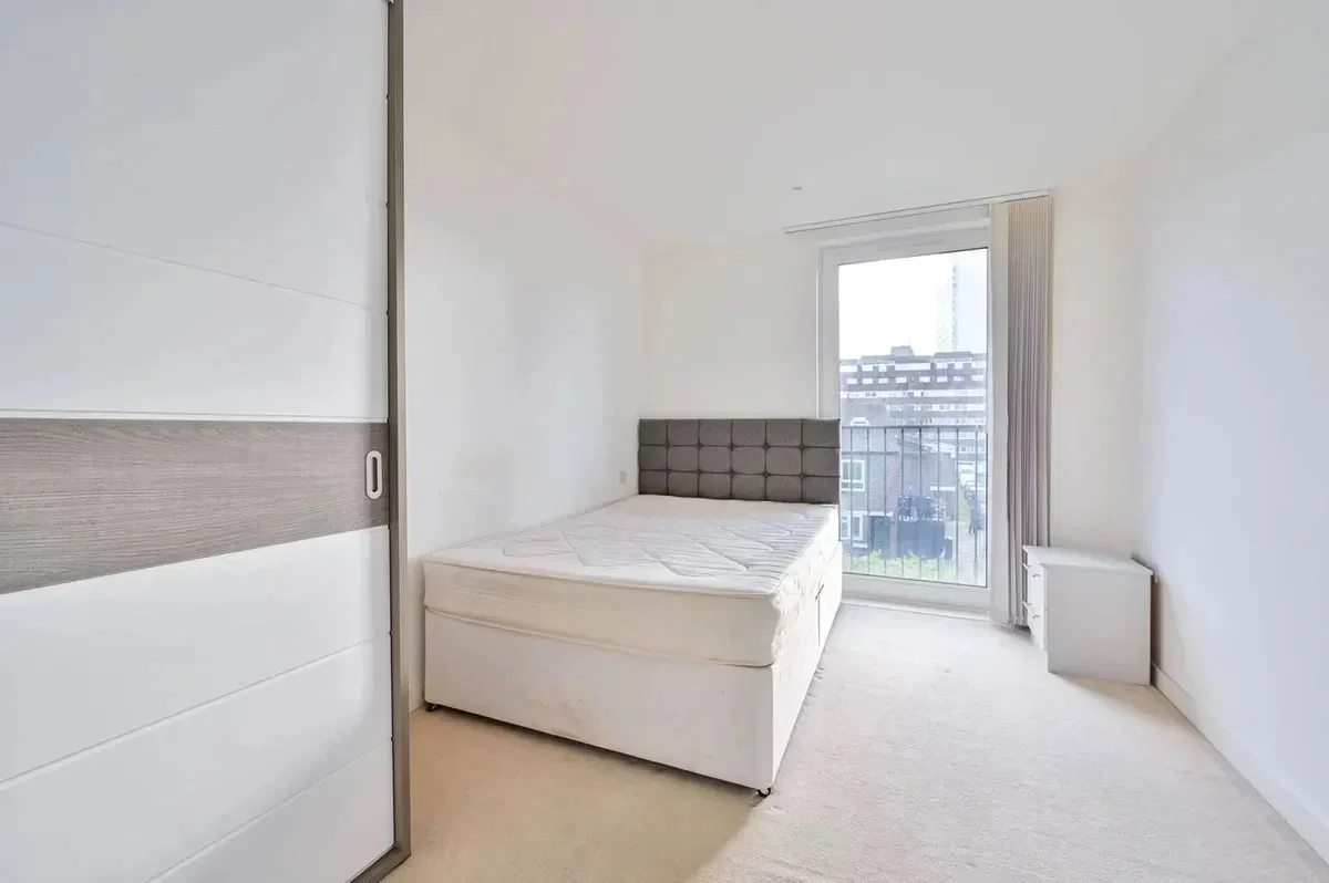 Flat Carteret Way in Greater London