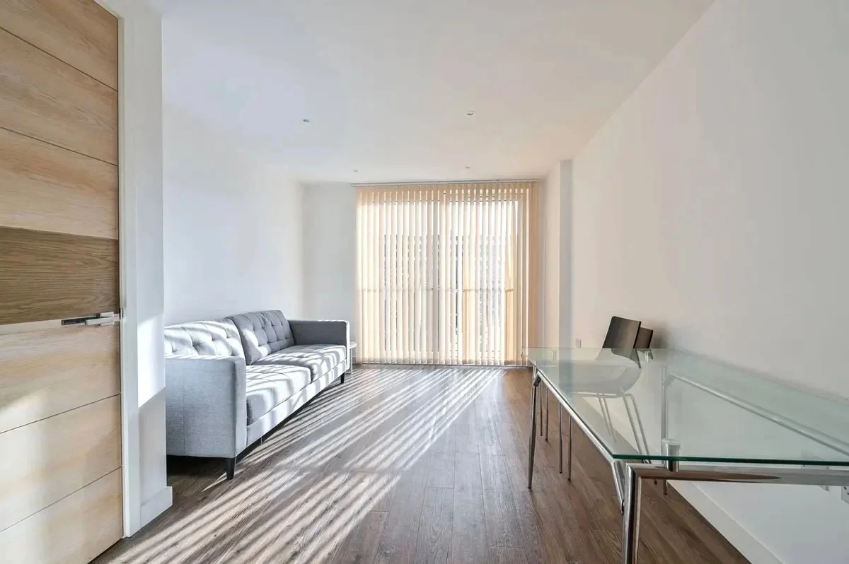 Flat Carteret Way in Greater London