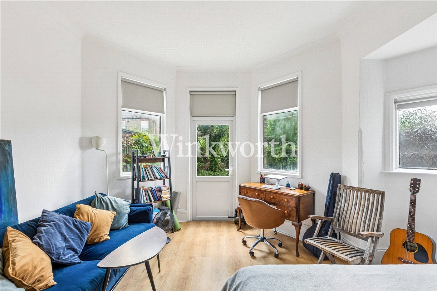 Flat Sylvan Avenue in Greater London