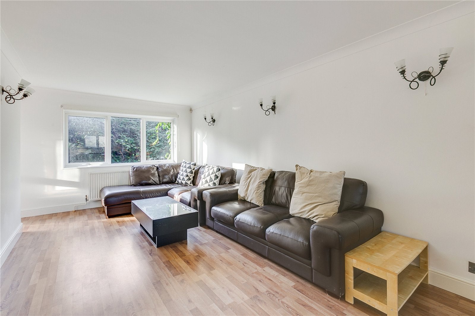 Flat Tiverton Road in Greater London