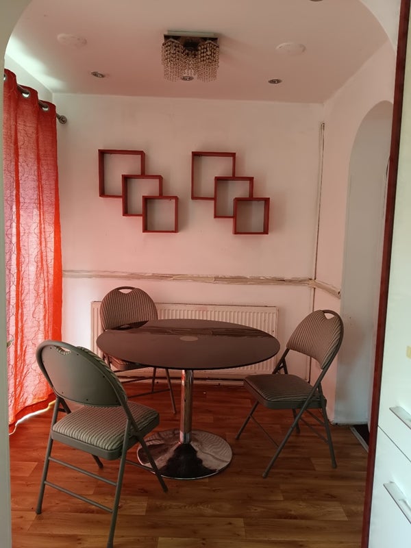 Room Wesley Avenue in London