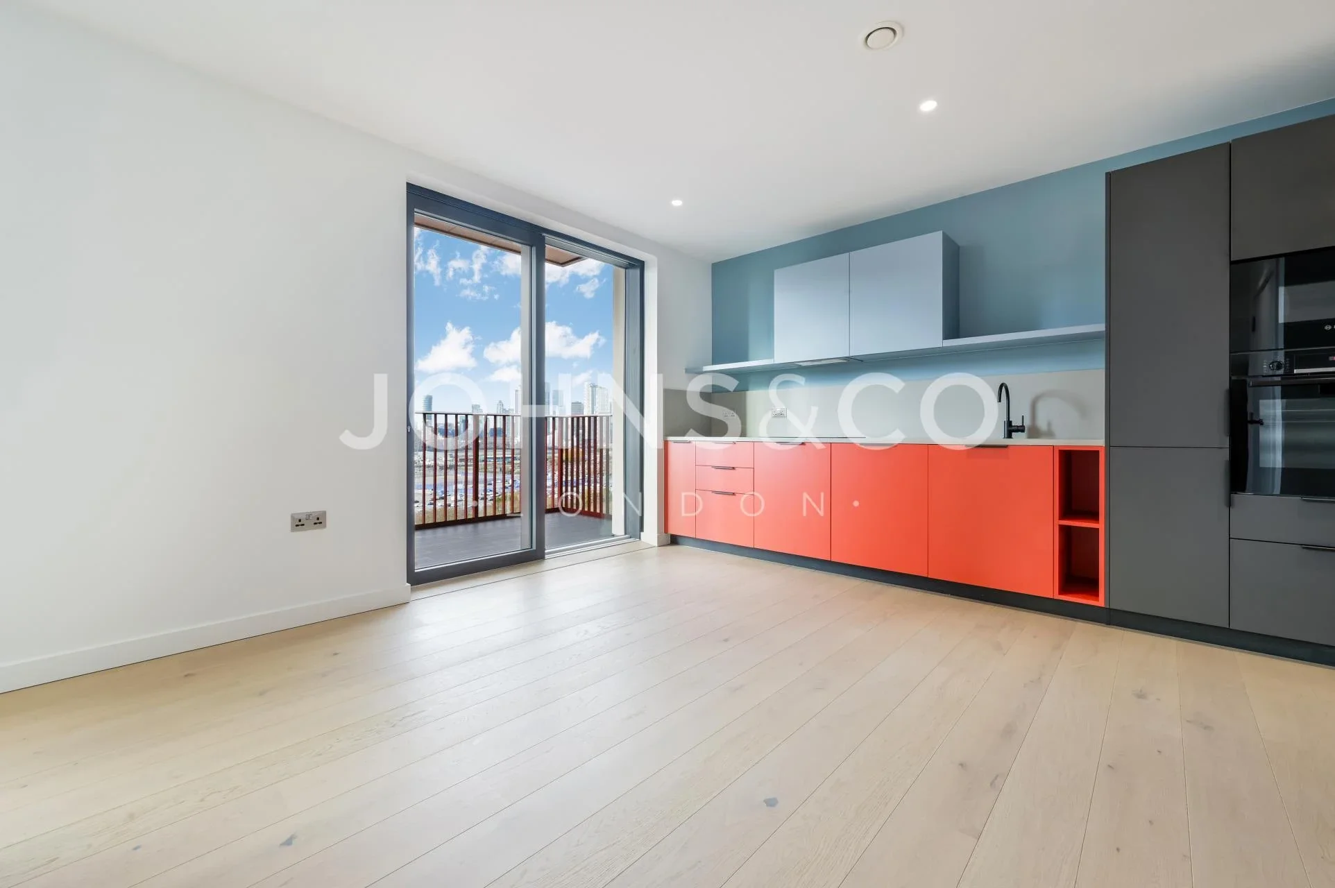 Flat Chandlers Avenue in Greater London