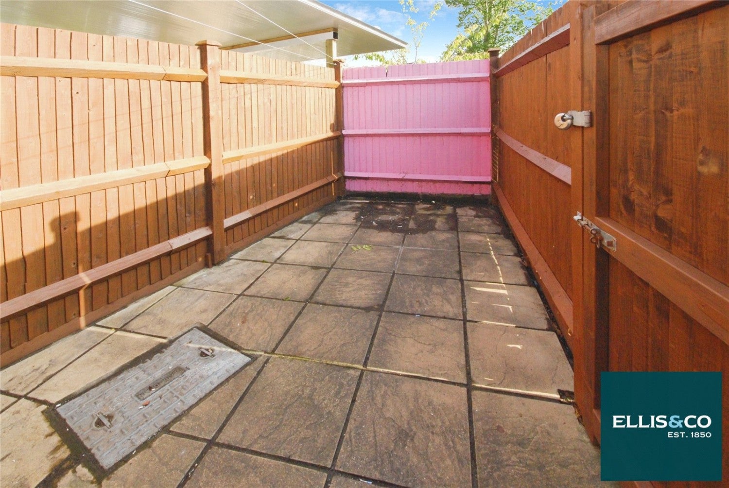 House Pennine Drive in Greater London