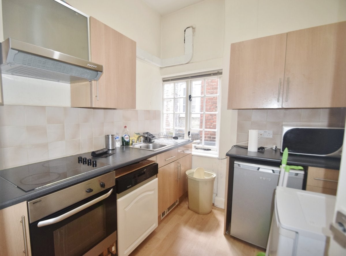 Flat Golders Way in Greater London