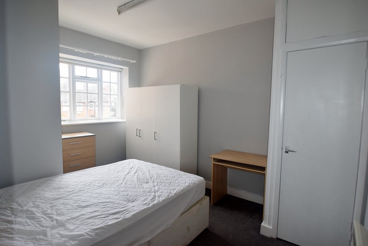 Flat Golders Way in Greater London