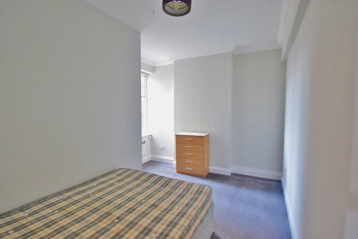 Flat Golders Way in Greater London
