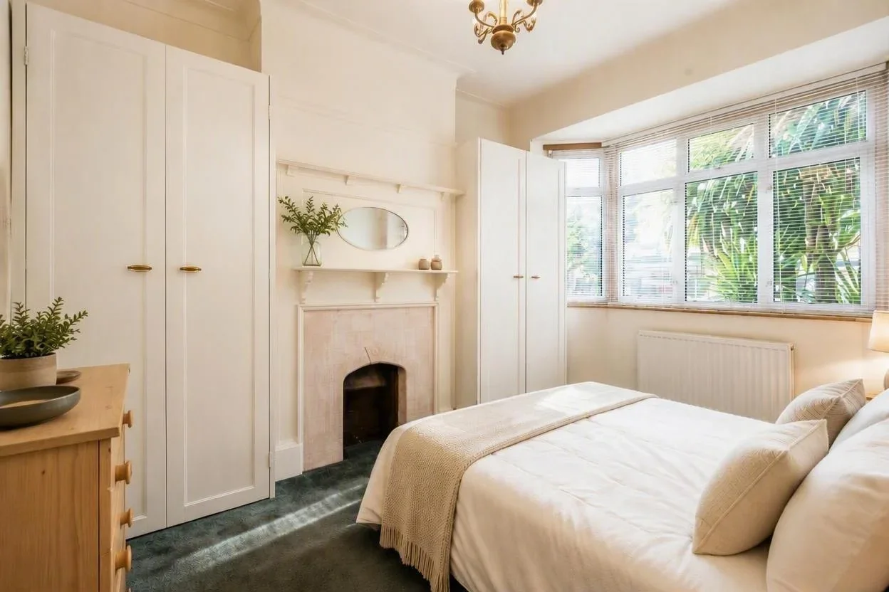 Flat Long Lane in Greater London