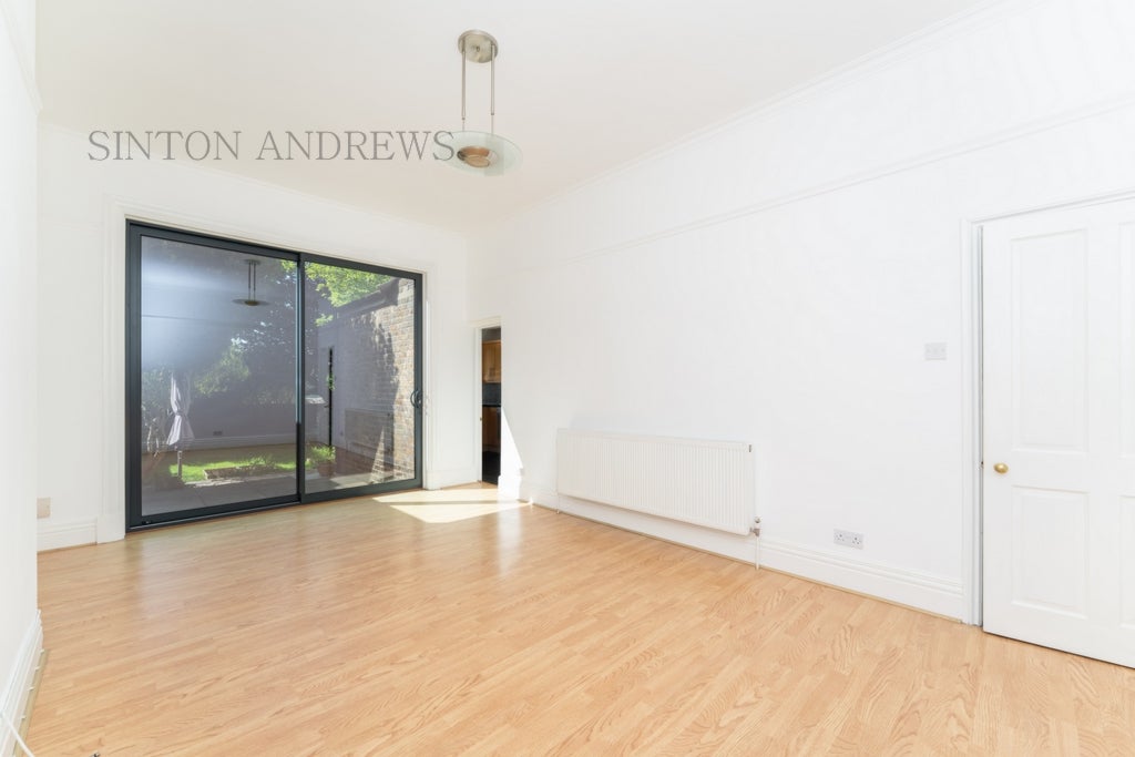 Flat Bradley Gardens in Greater London