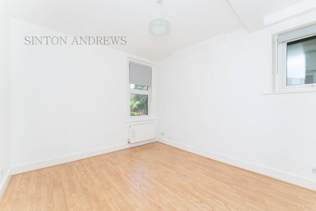 Flat Bradley Gardens in Greater London