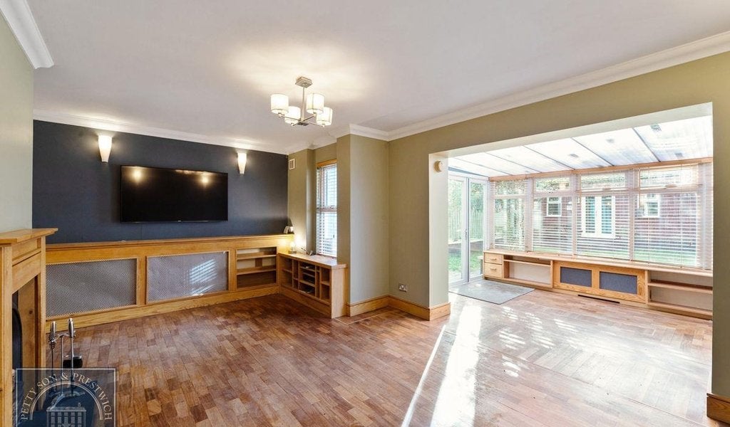 Flat Brading Crescent in Greater London