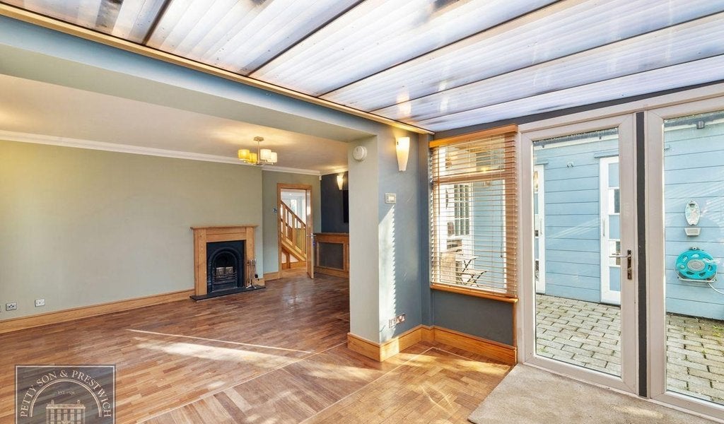 Flat Brading Crescent in Greater London