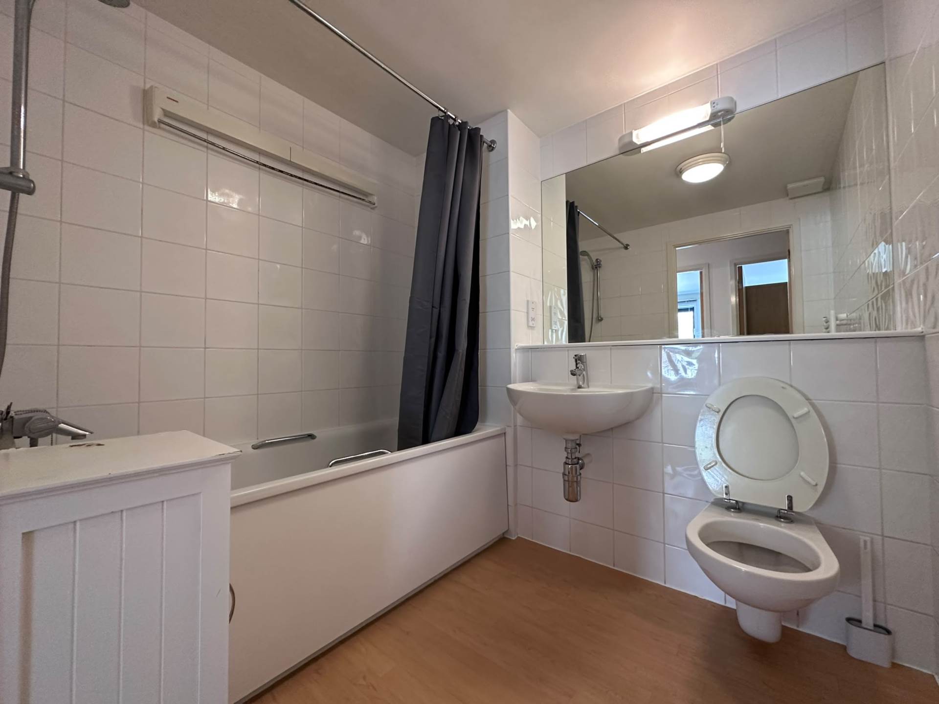 Room Maugham Way in Greater London