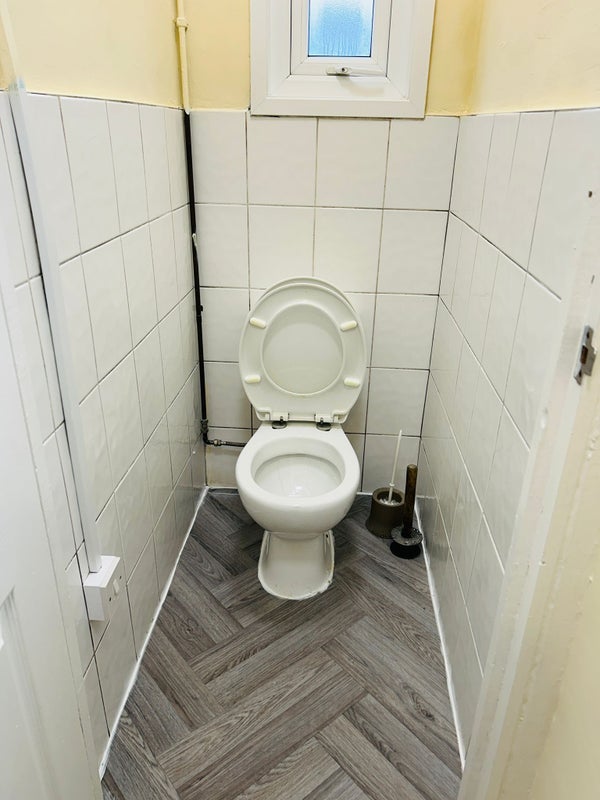 Room Romford Road in Greater London