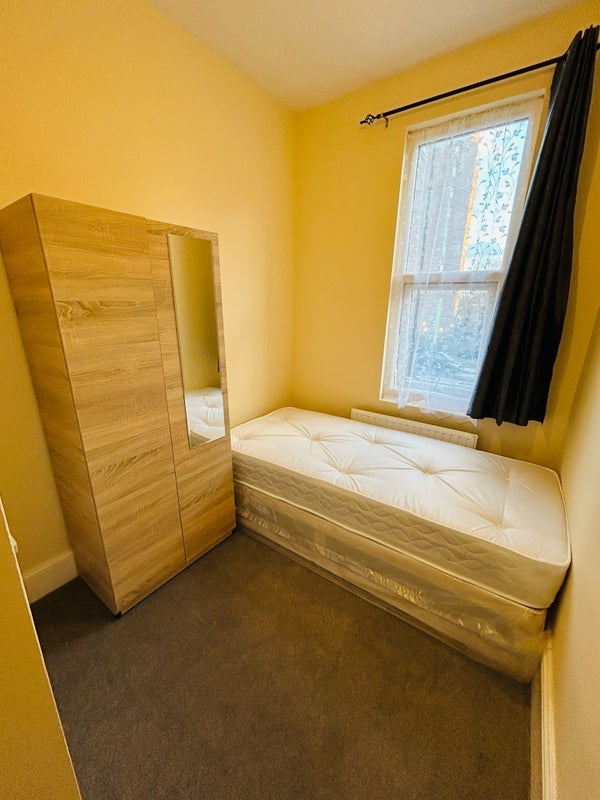 Room Romford Road in Greater London