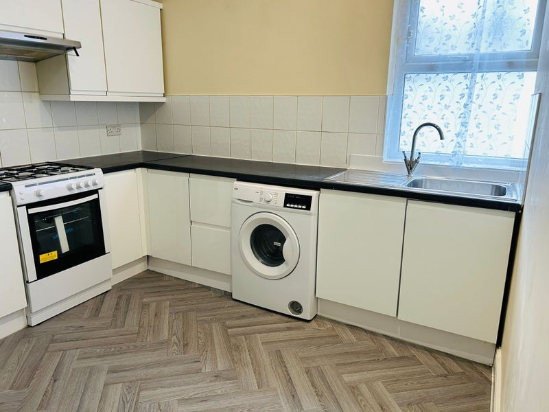 Room Romford Road in Greater London