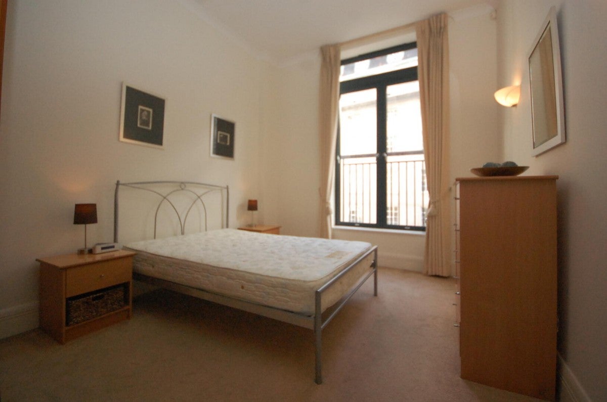 Flat Belvedere Road in Greater London