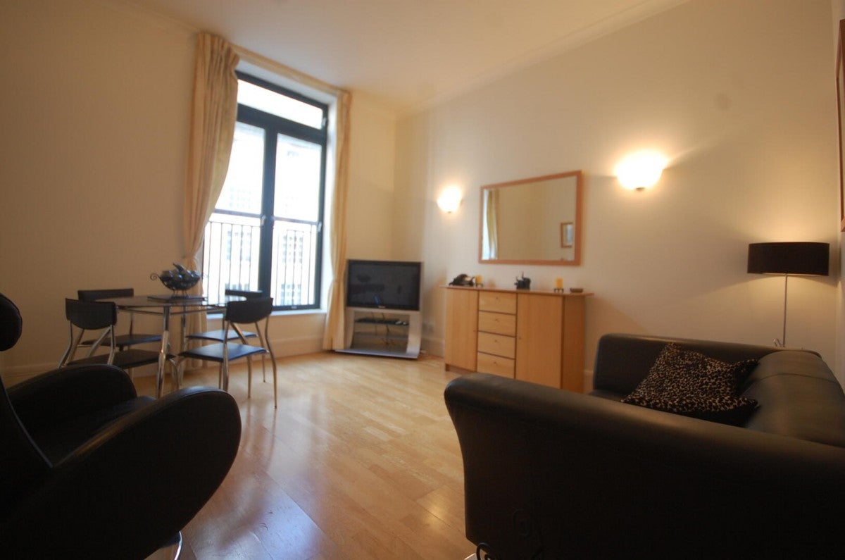Flat Belvedere Road in Greater London