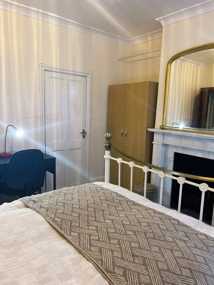 Room Courtney Road in Greater London