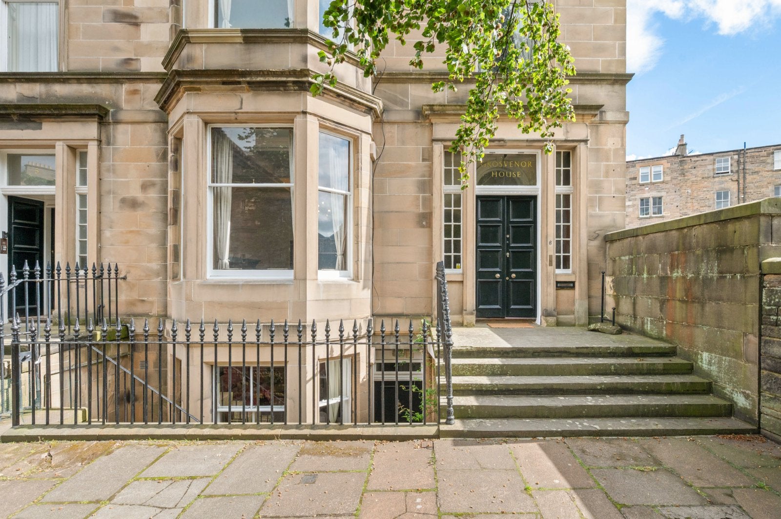 Flat Grosvenor Gardens in City of Edinburgh