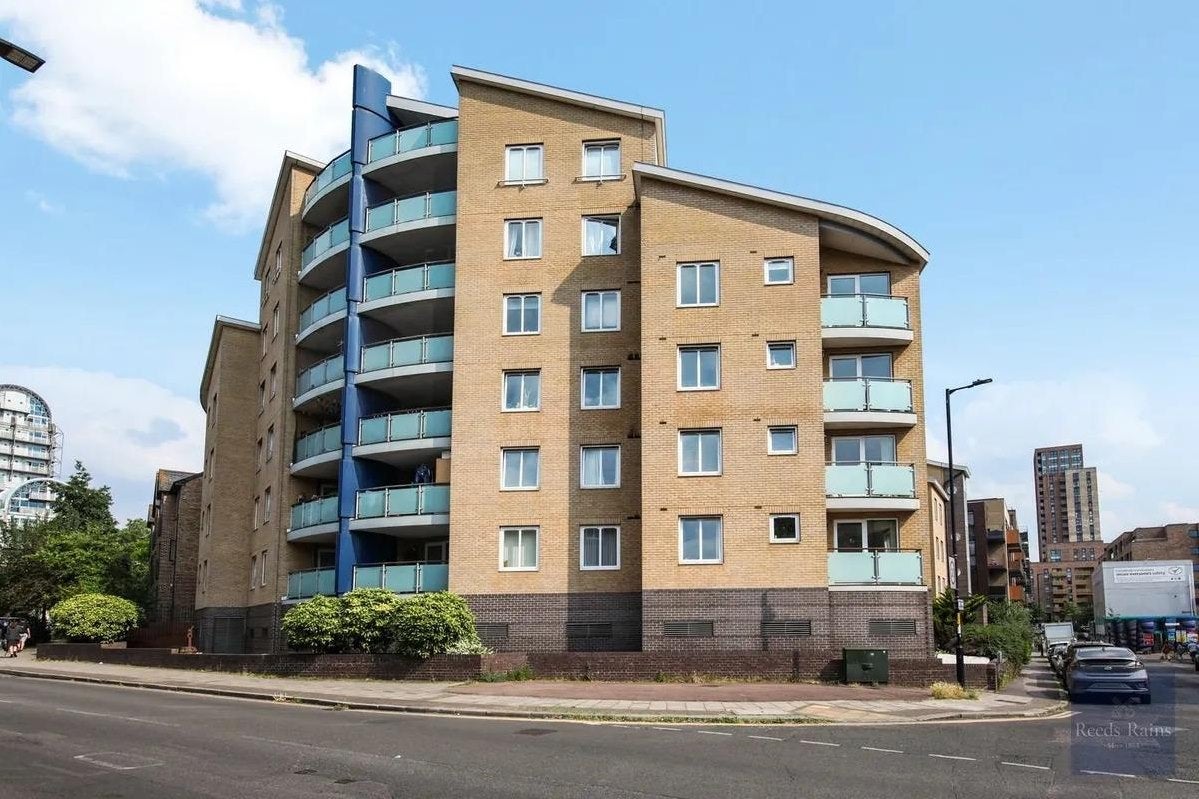 Flat Yeoman Street in Greater London