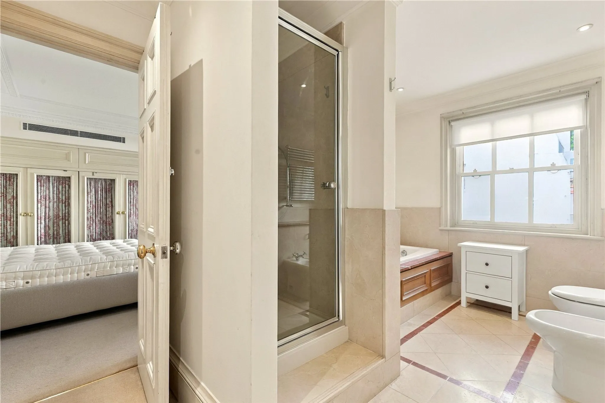 Flat Eaton Square in City of Westminster