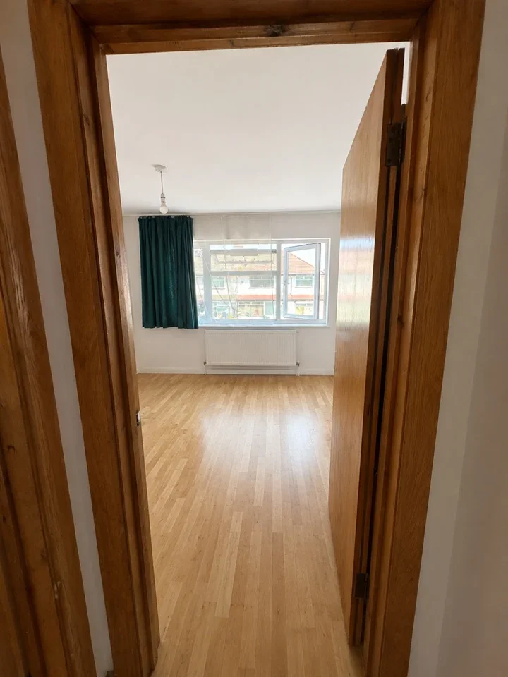 Flat Middleham Road in Greater London