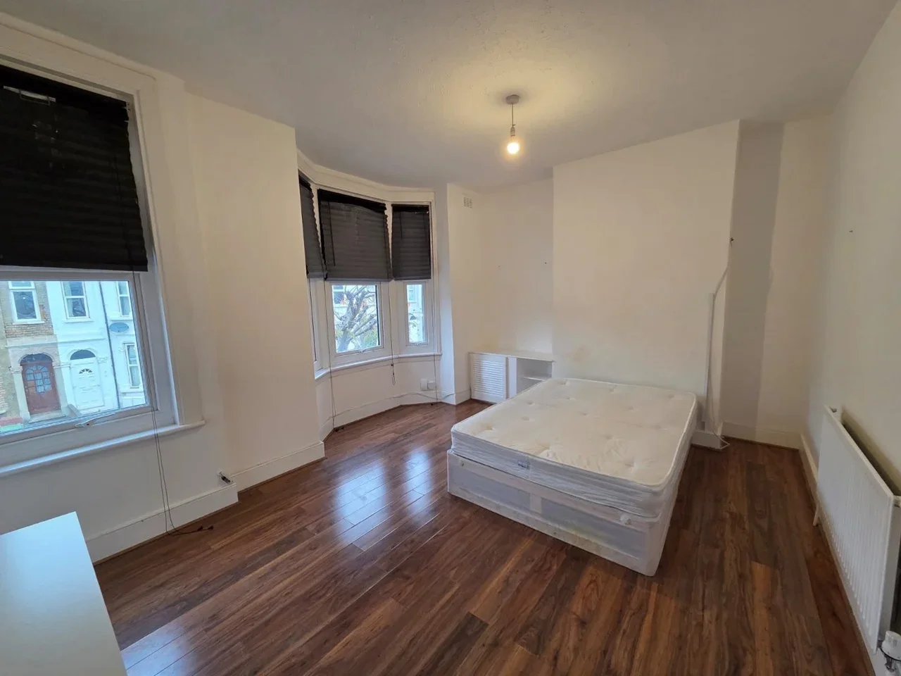 Flat Goodall Road in Greater London