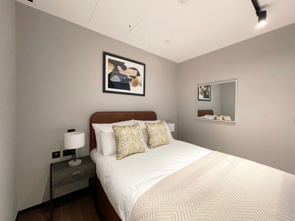 Flat Plough Yard in Greater London