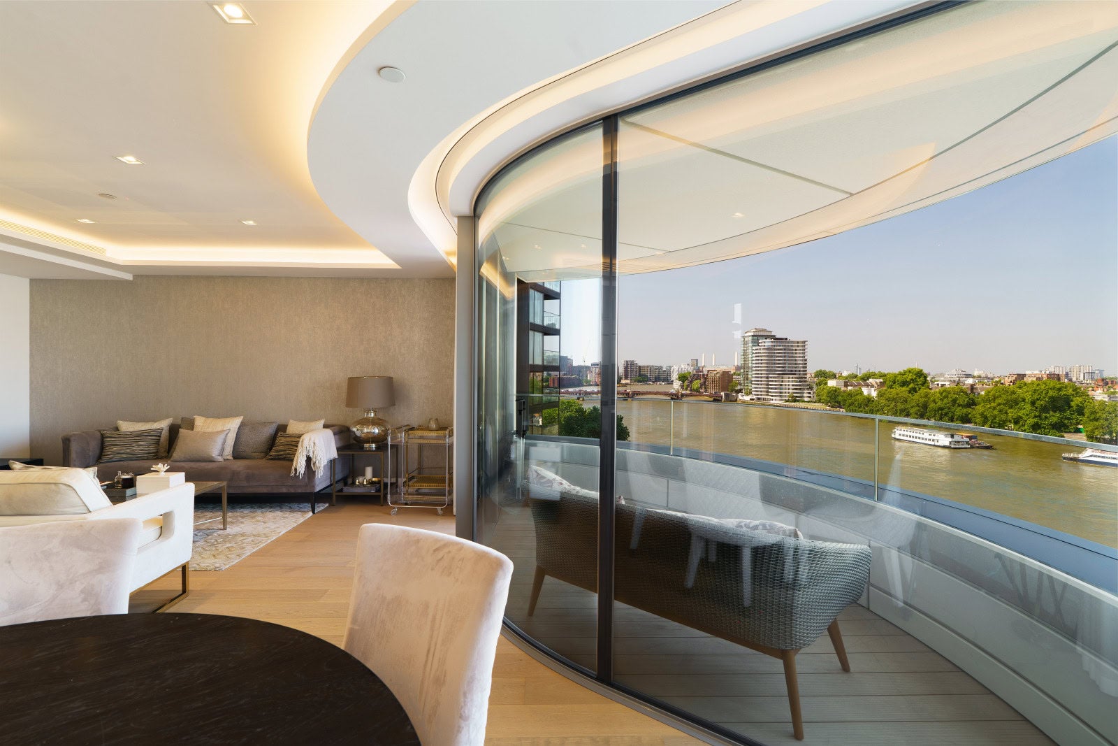 Flat Albert Embankment in Greater London