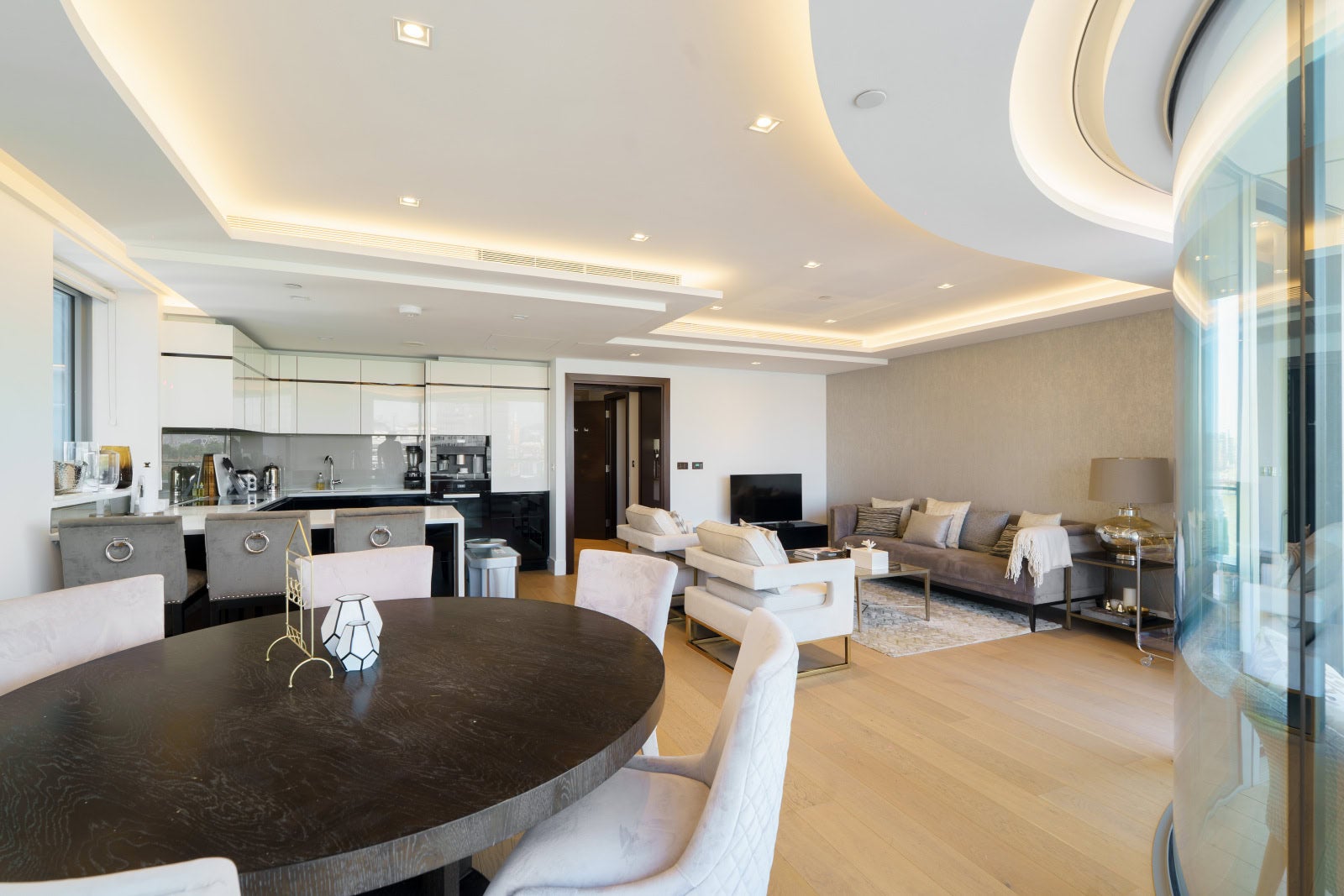 Flat Albert Embankment in Greater London