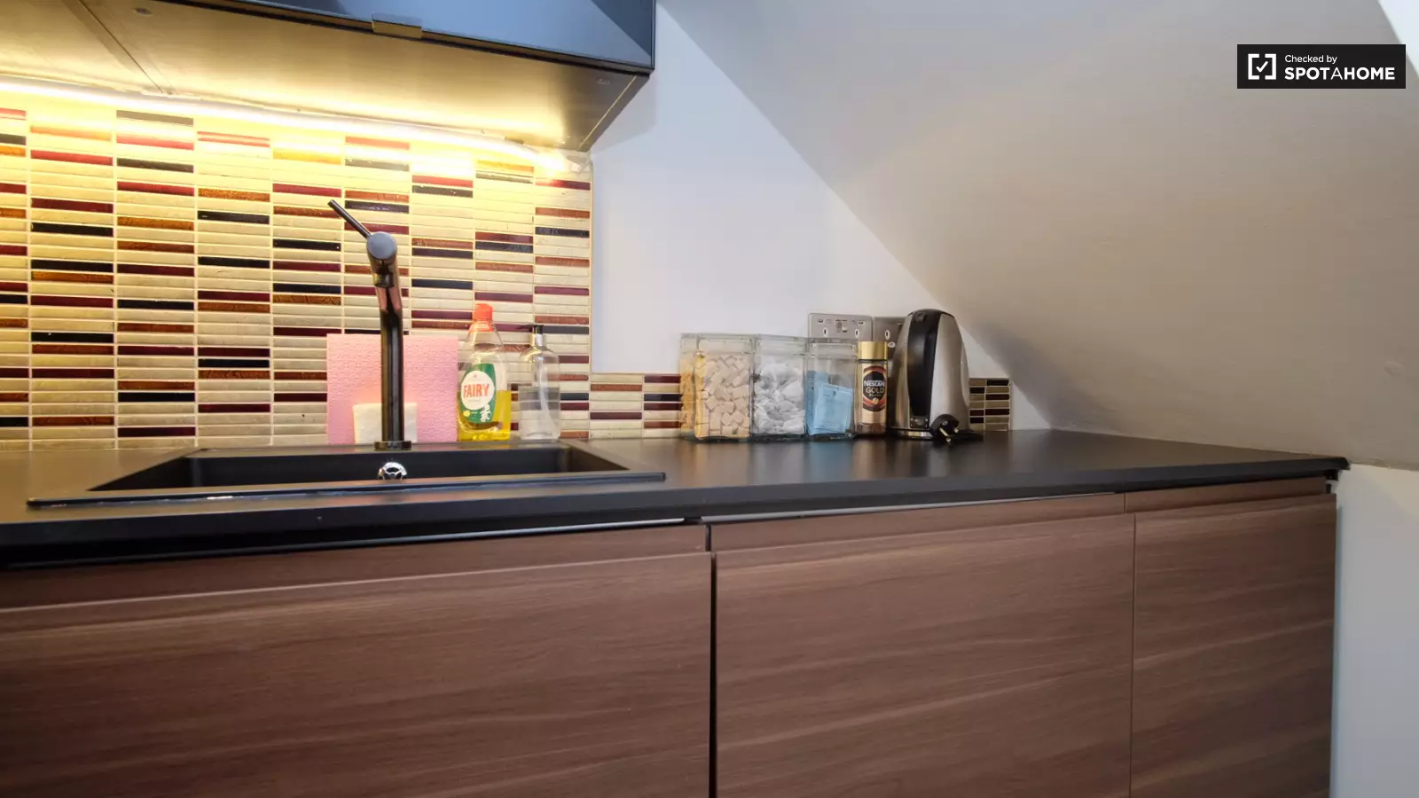 Flat Hillsleigh Road in Greater London