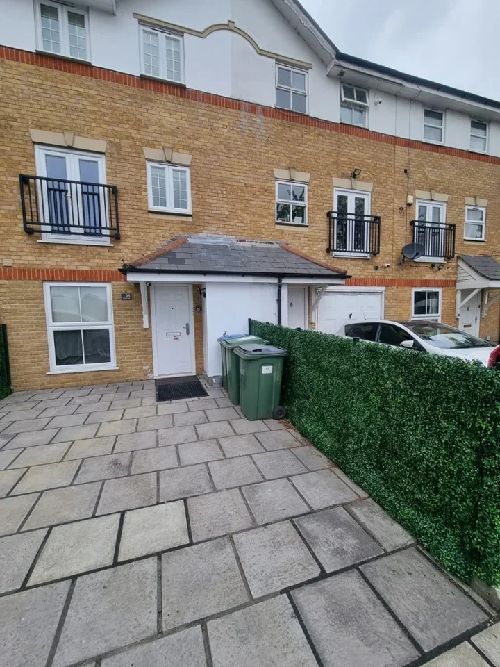 Room Lakeside Avenue in Greater London