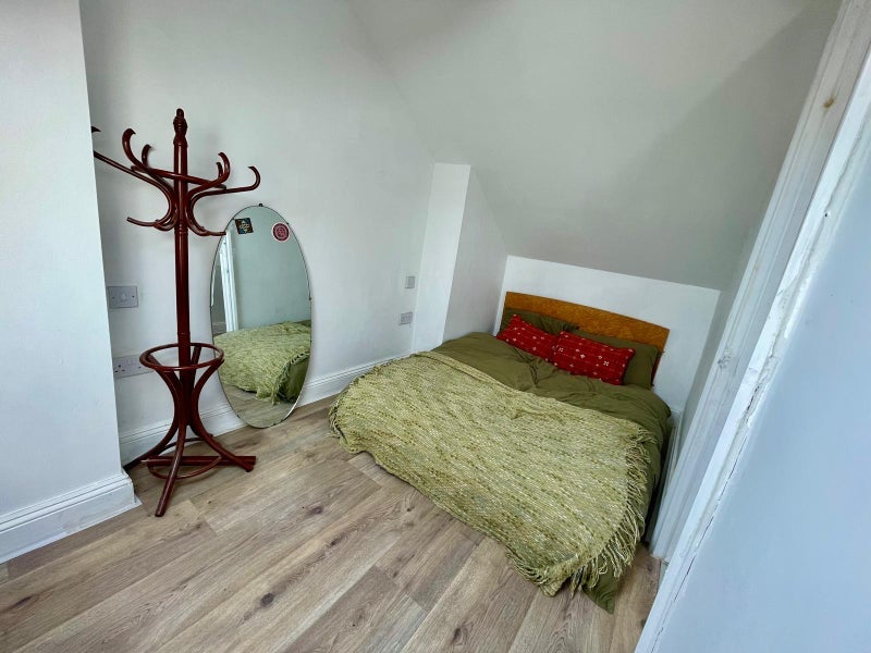 Room Balaclava Road in Bristol