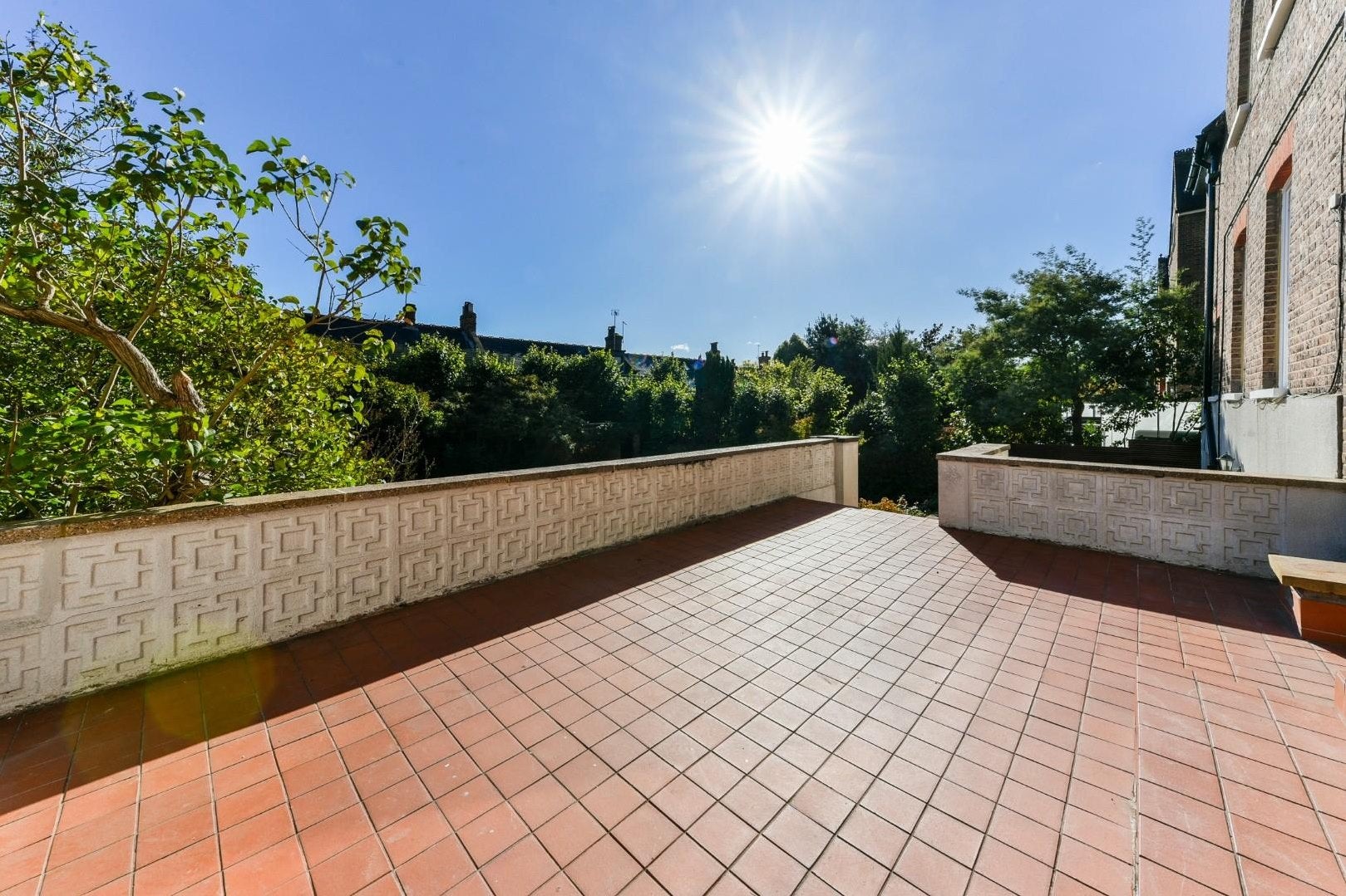 Flat Daleham Gardens in Greater London