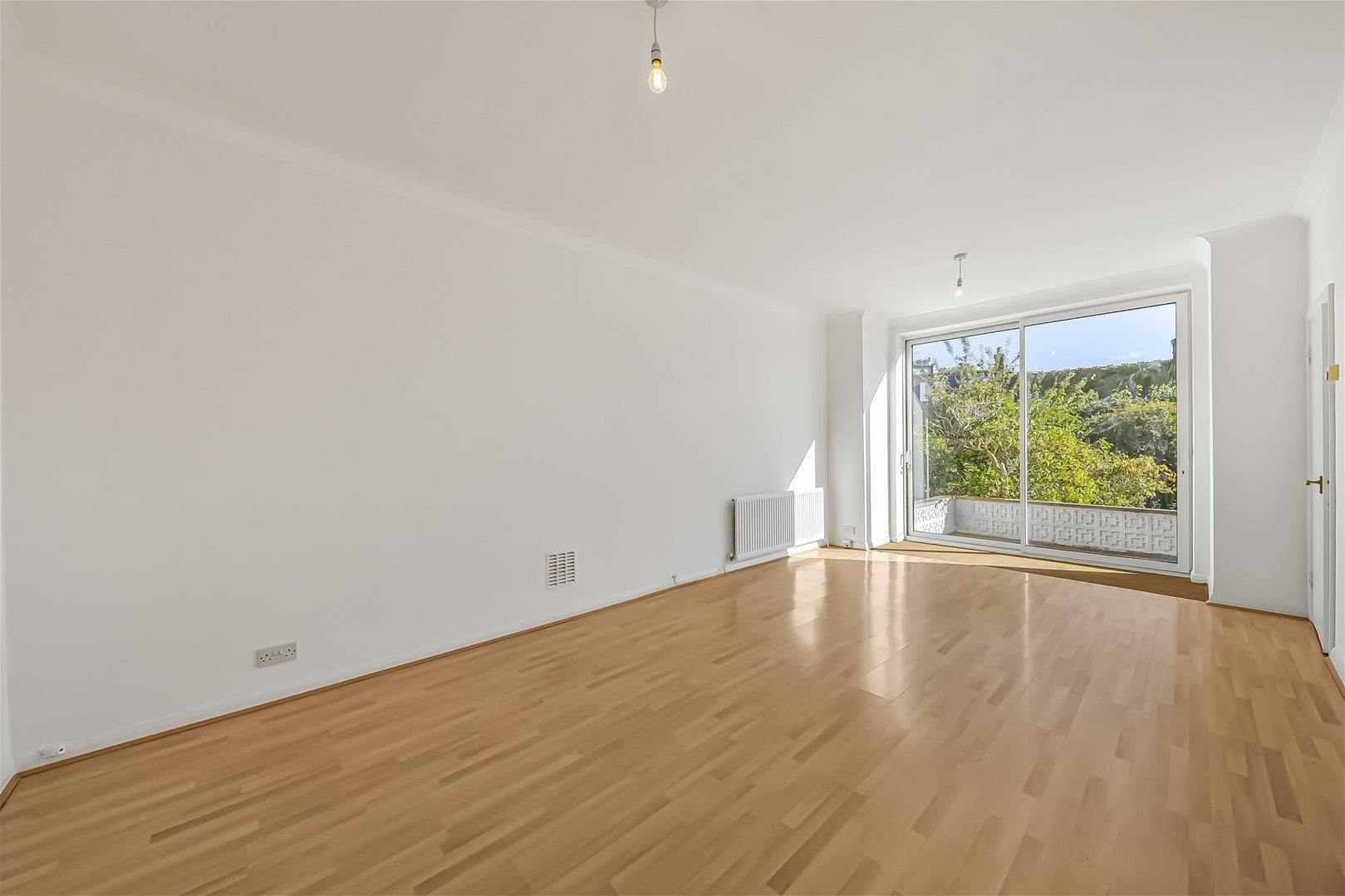 Flat Daleham Gardens in Greater London