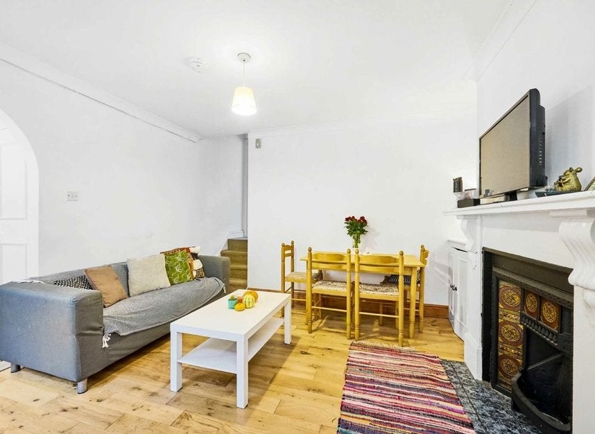 Flat Tremadoc Road in Greater London