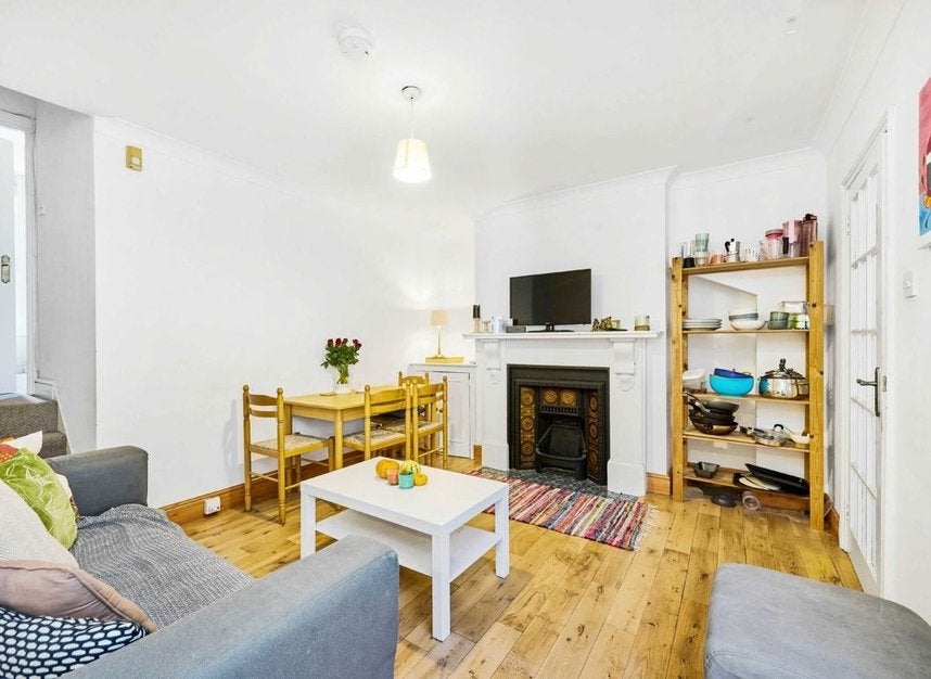 Flat Tremadoc Road in Greater London