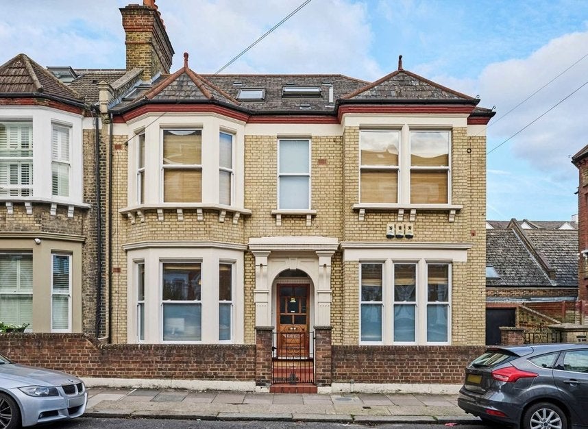 Flat Tremadoc Road in Greater London