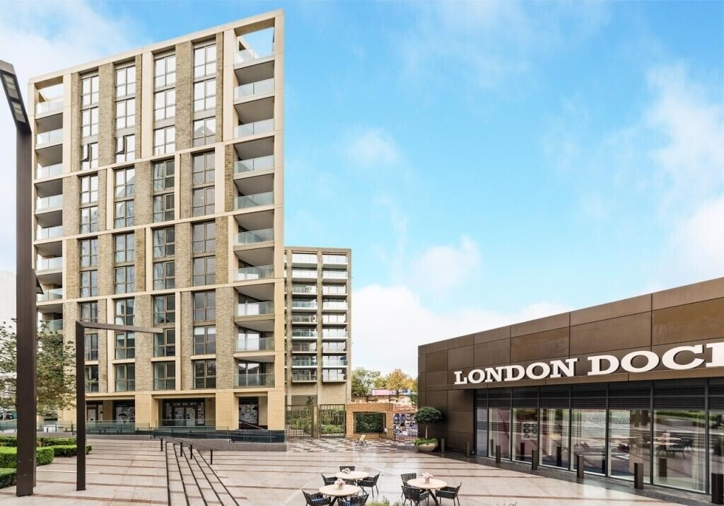Flat Vaughan Way in Greater London