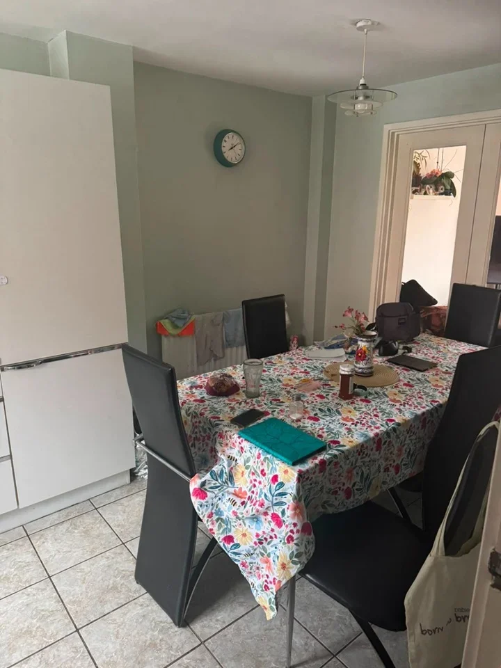 Room Yeats Close in Greater London