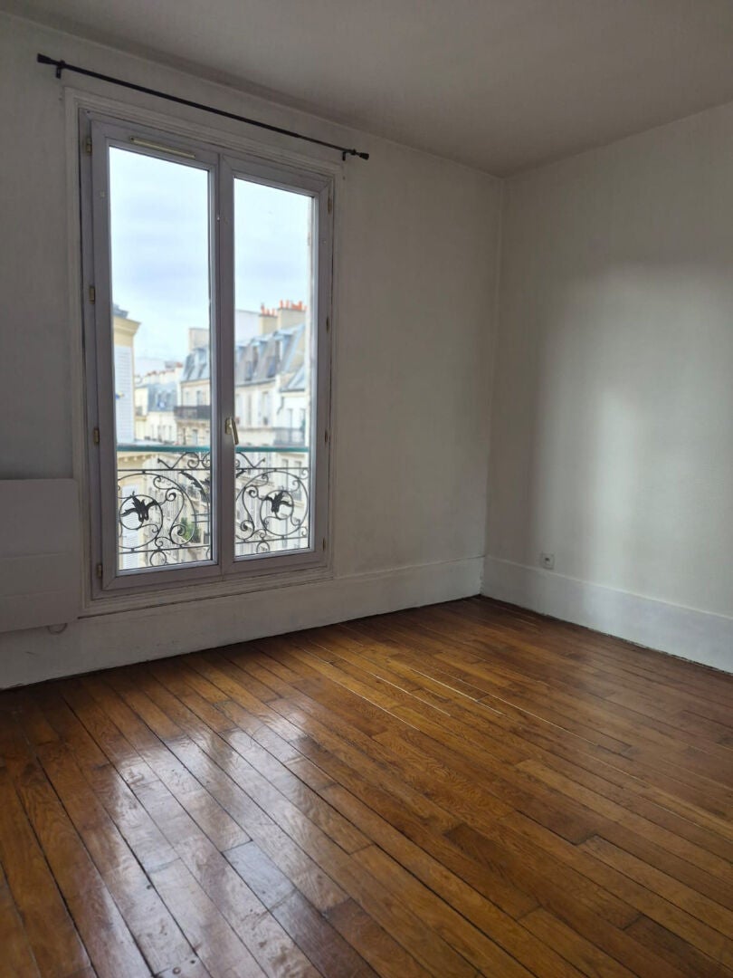Flat Rue Pouchet in Paris