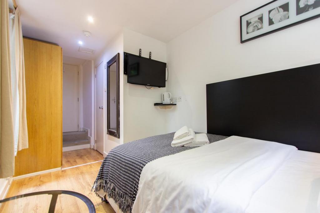 Flat Queen's Yard in Greater London