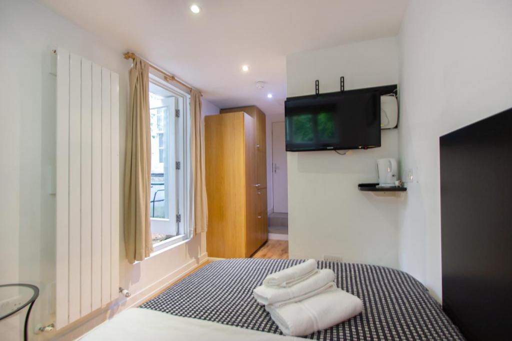 Flat Queen's Yard in Greater London