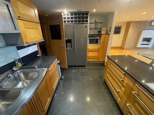 Flat Parkfield Road in Liverpool