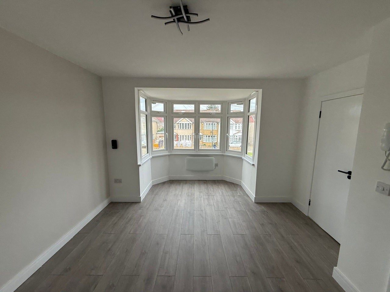 Flat Carlyon Avenue in Greater London