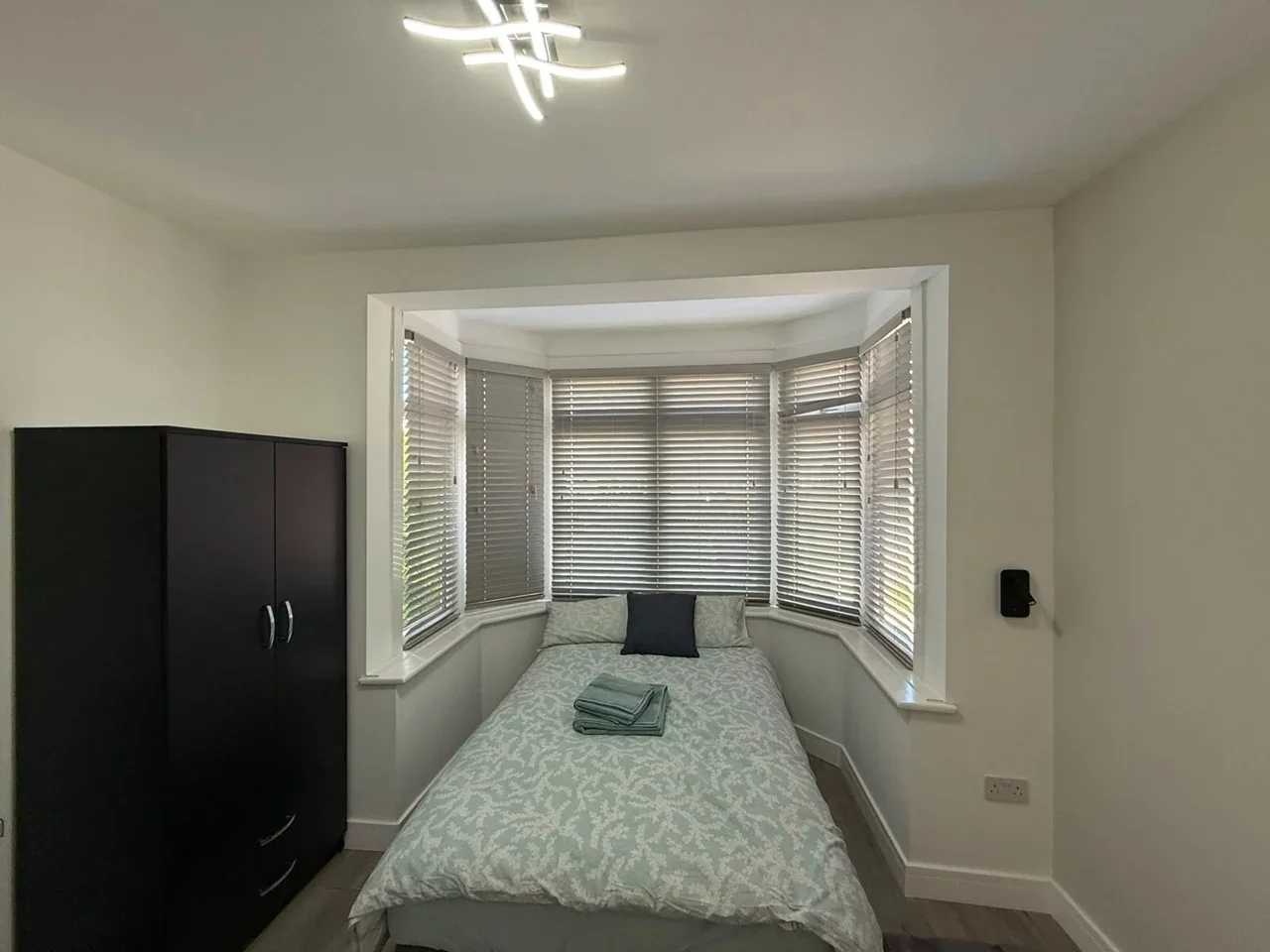 Flat Carlyon Avenue in Greater London