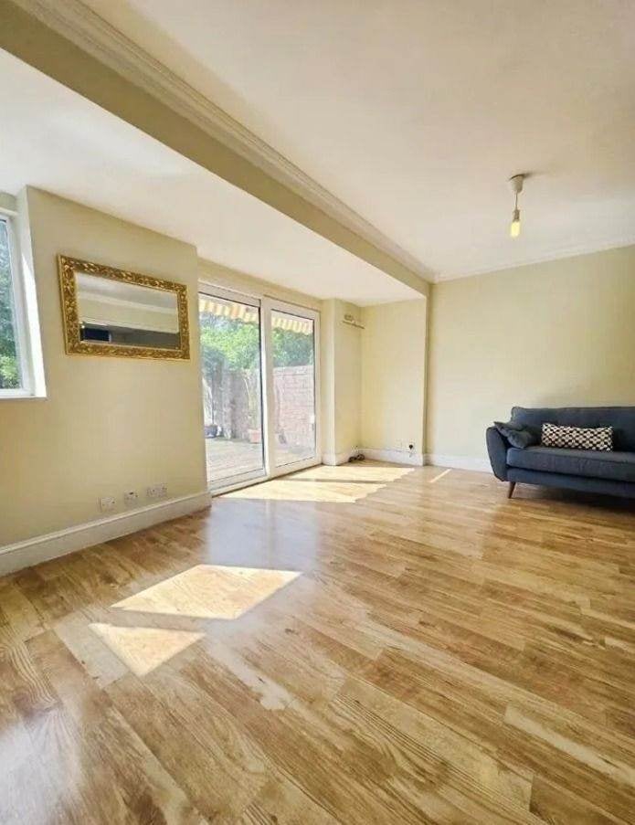 House Rossall Crescent in Greater London