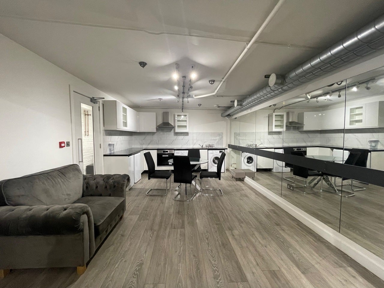 Flat Caledonian Road in Greater London